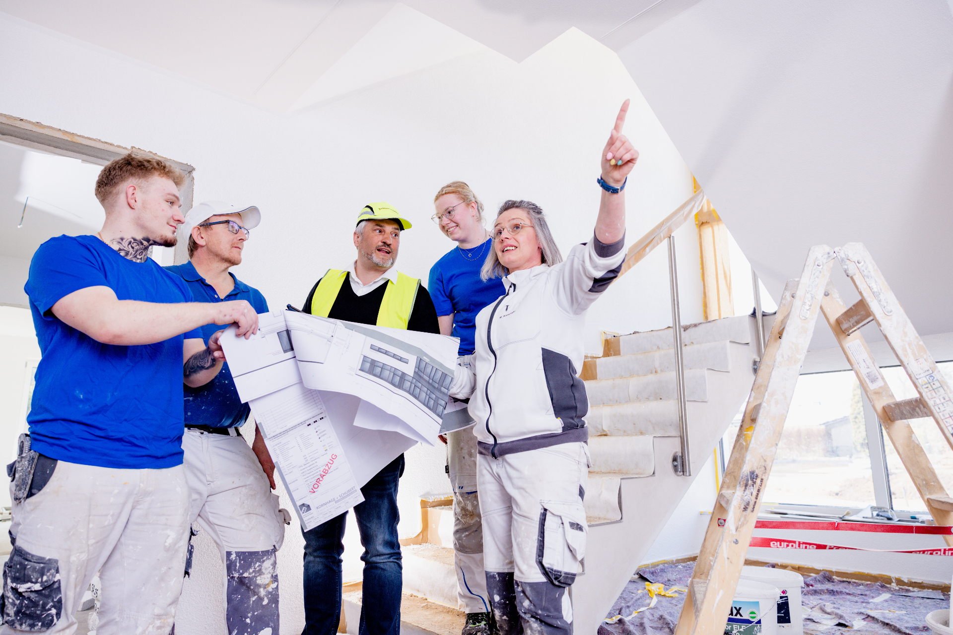 Team bespricht Bauplan auf der Baustelle