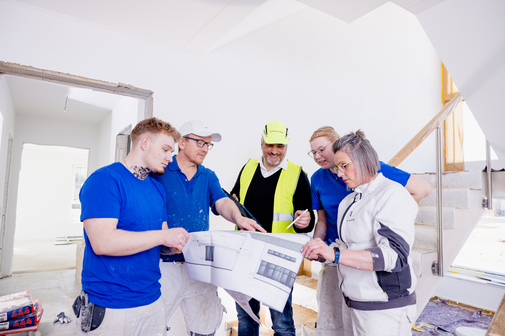 Team studiert gemeinsam den Bauplan